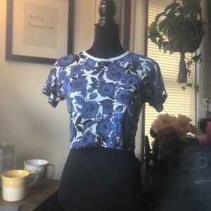 Forever 21 Blue Floral Crop Top
Has Pocket
Size Small
